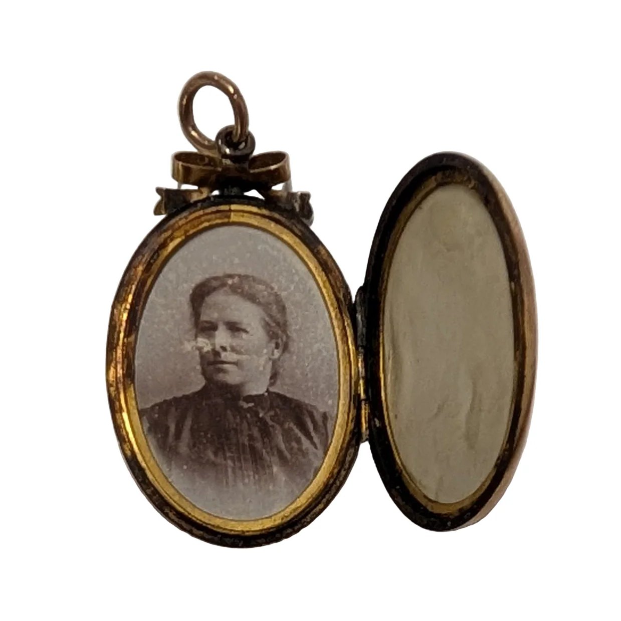 Antique 9K YG Hand Engraved Oval Locket - Image 3